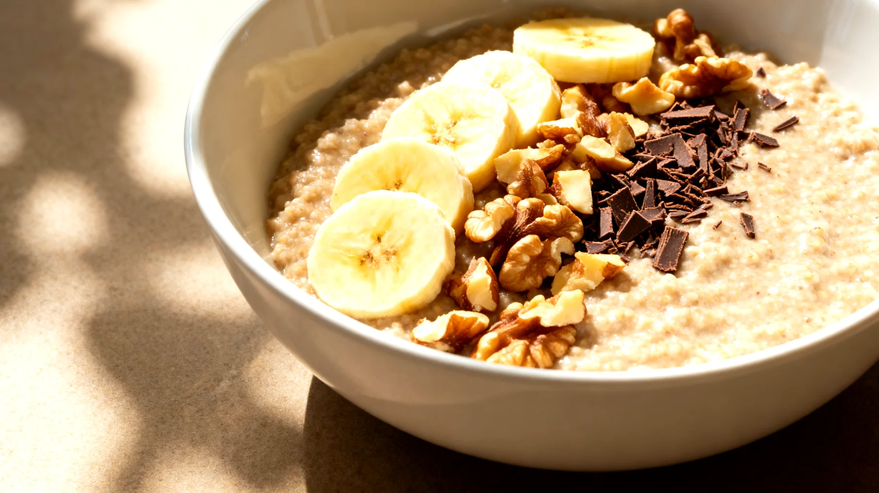 Amaranth-Porridge mit Banane, Walnüssen und Kakao-Nibs"