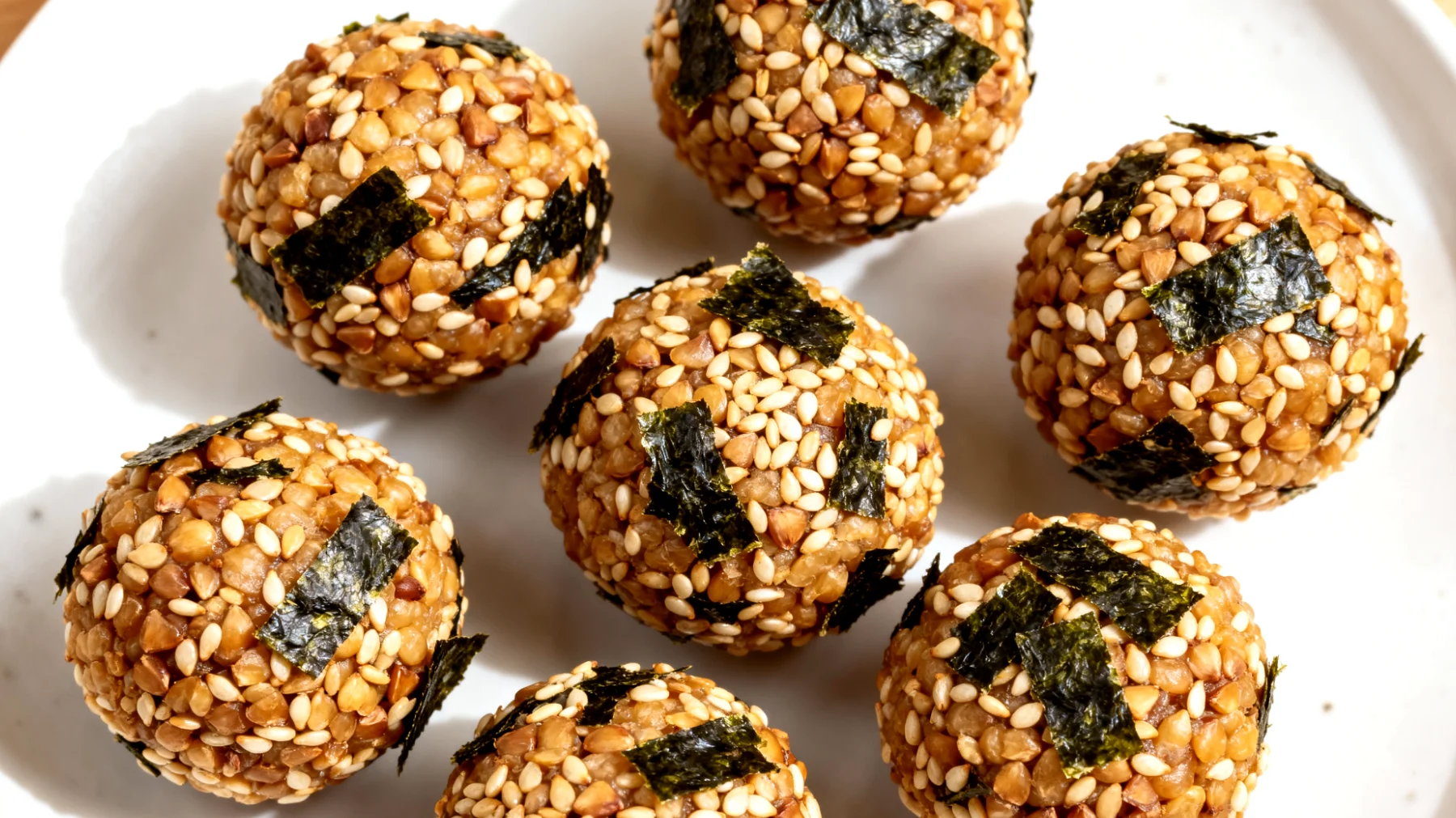 Buchweizen-Hirse-Bällchen mit Sesam und Algen (Nori)"
