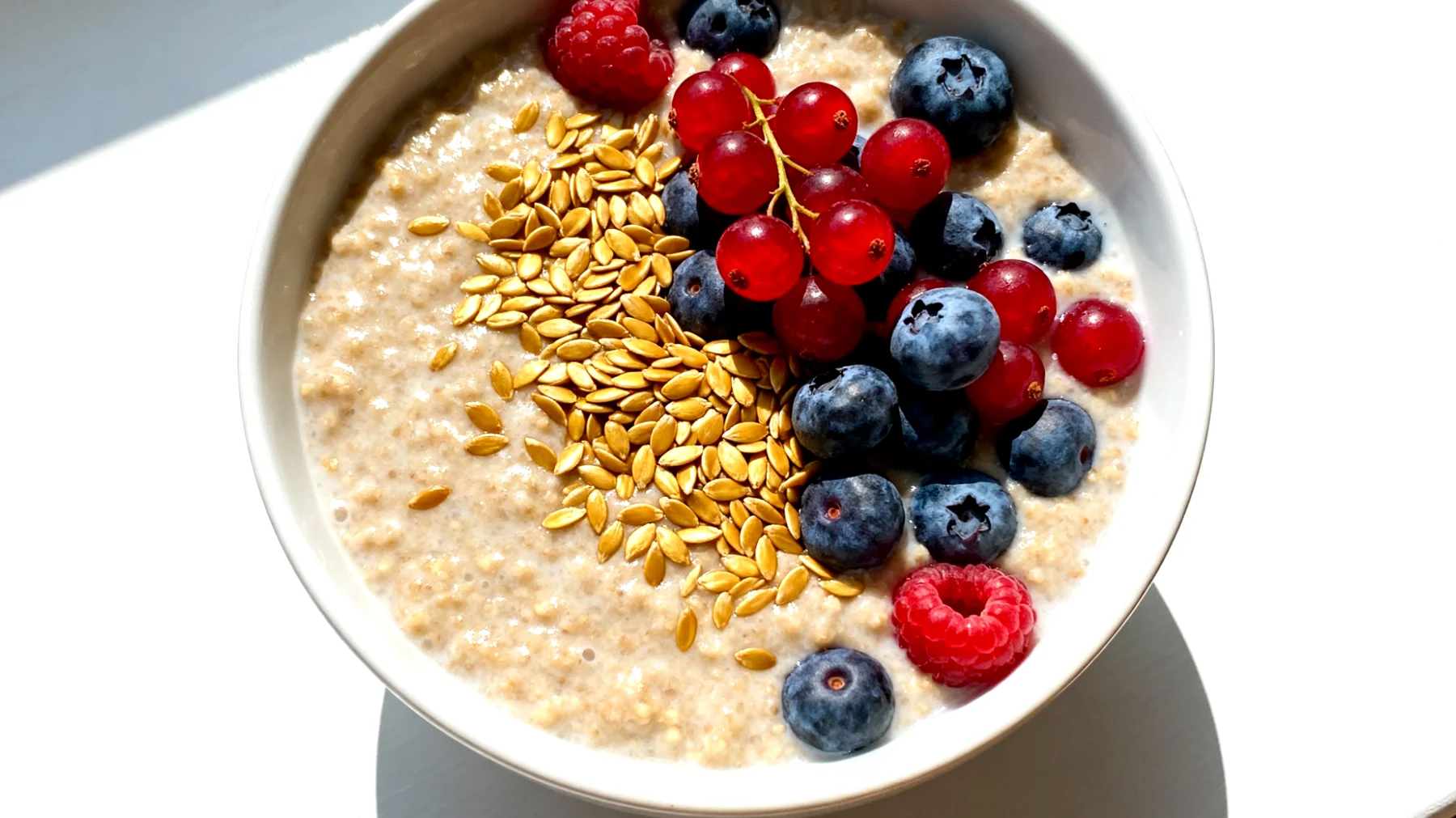 Buchweizen-Kefir-Pudding mit Leinsamen und Beeren"