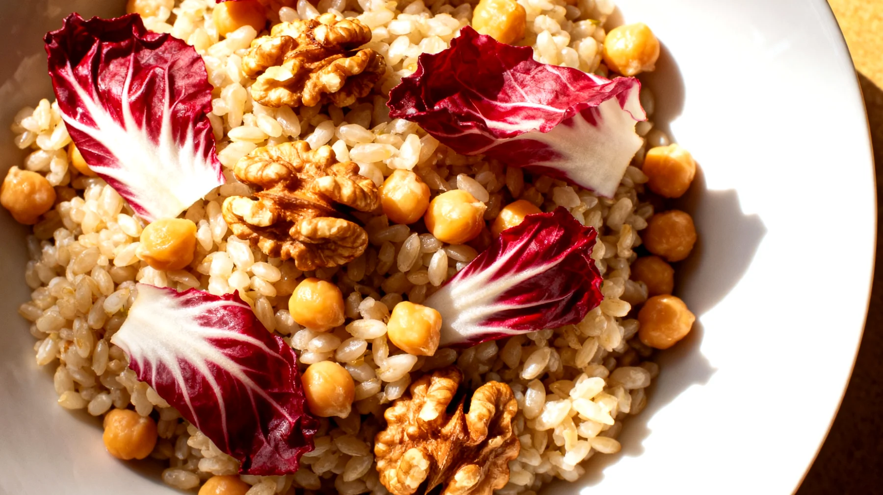 Gerstensalat mit Kichererbsen, Radicchio und gerösteten Walnüssen"