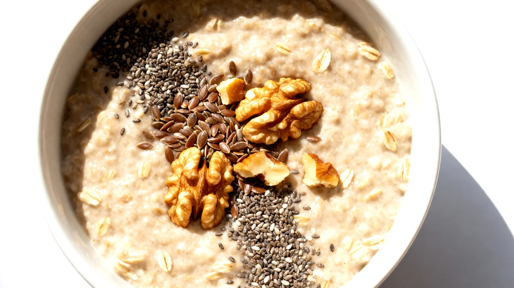 Hafer-Porridge mit Chiasamen, Leinsamen und Walnüssen"