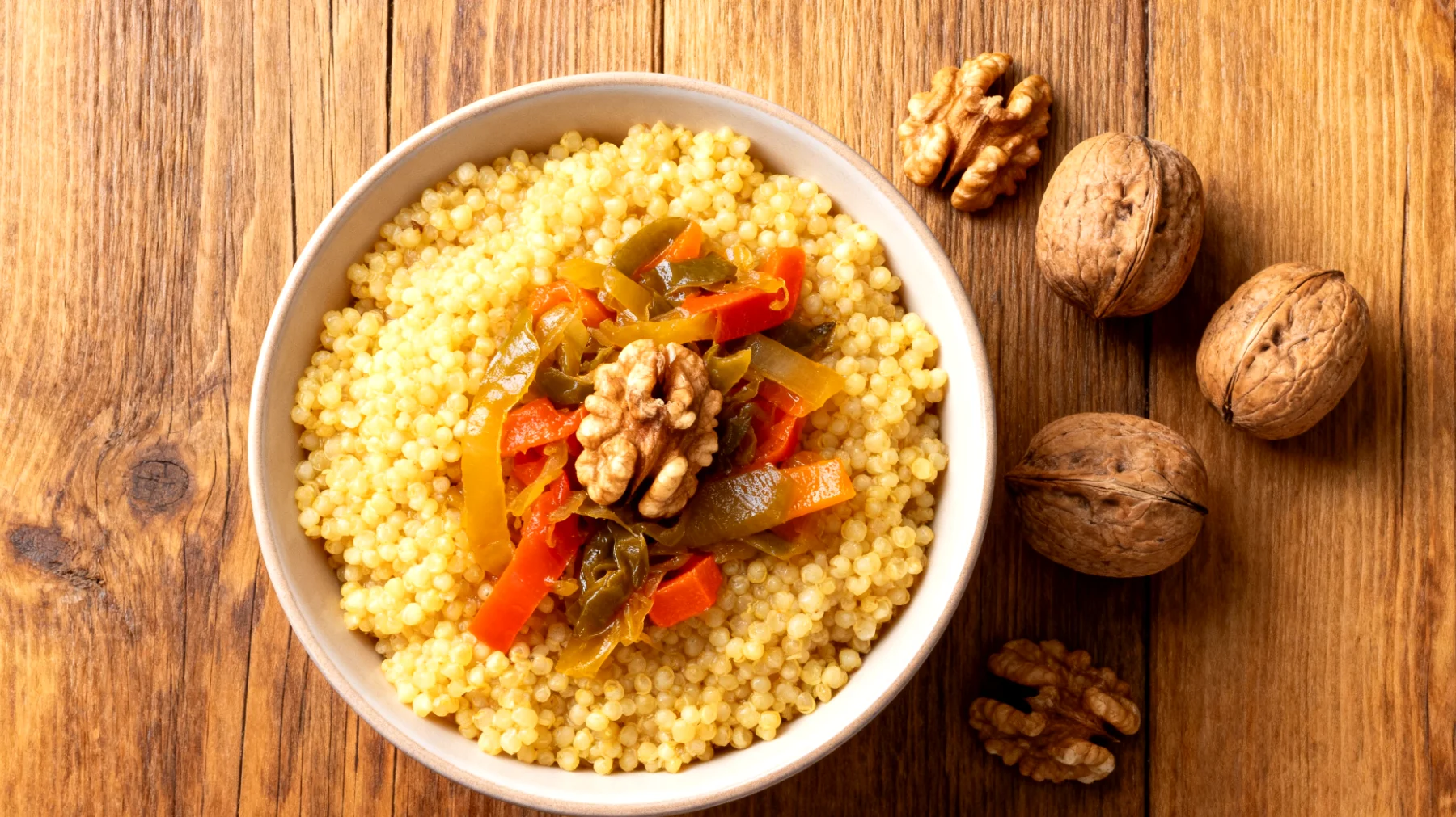 Hirse-Bowl mit fermentiertem Gemüse und Walnüssen"