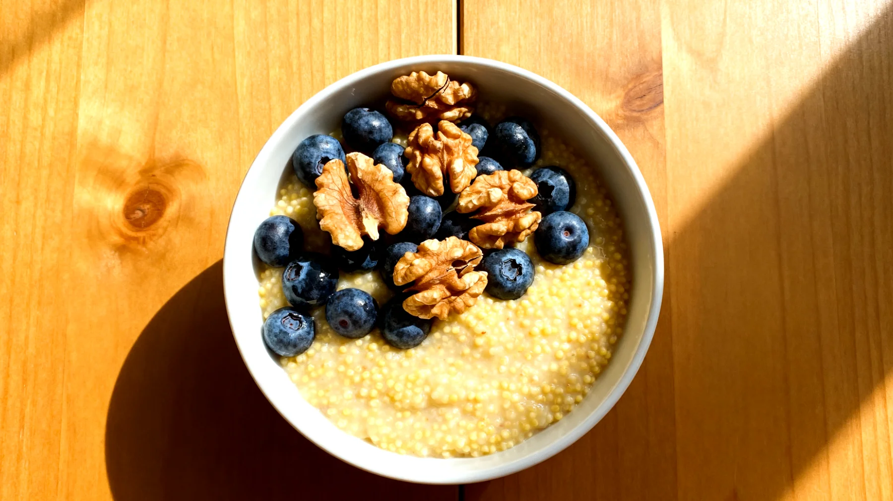 Hirse-Porridge mit Walnüssen und Blaubeeren"