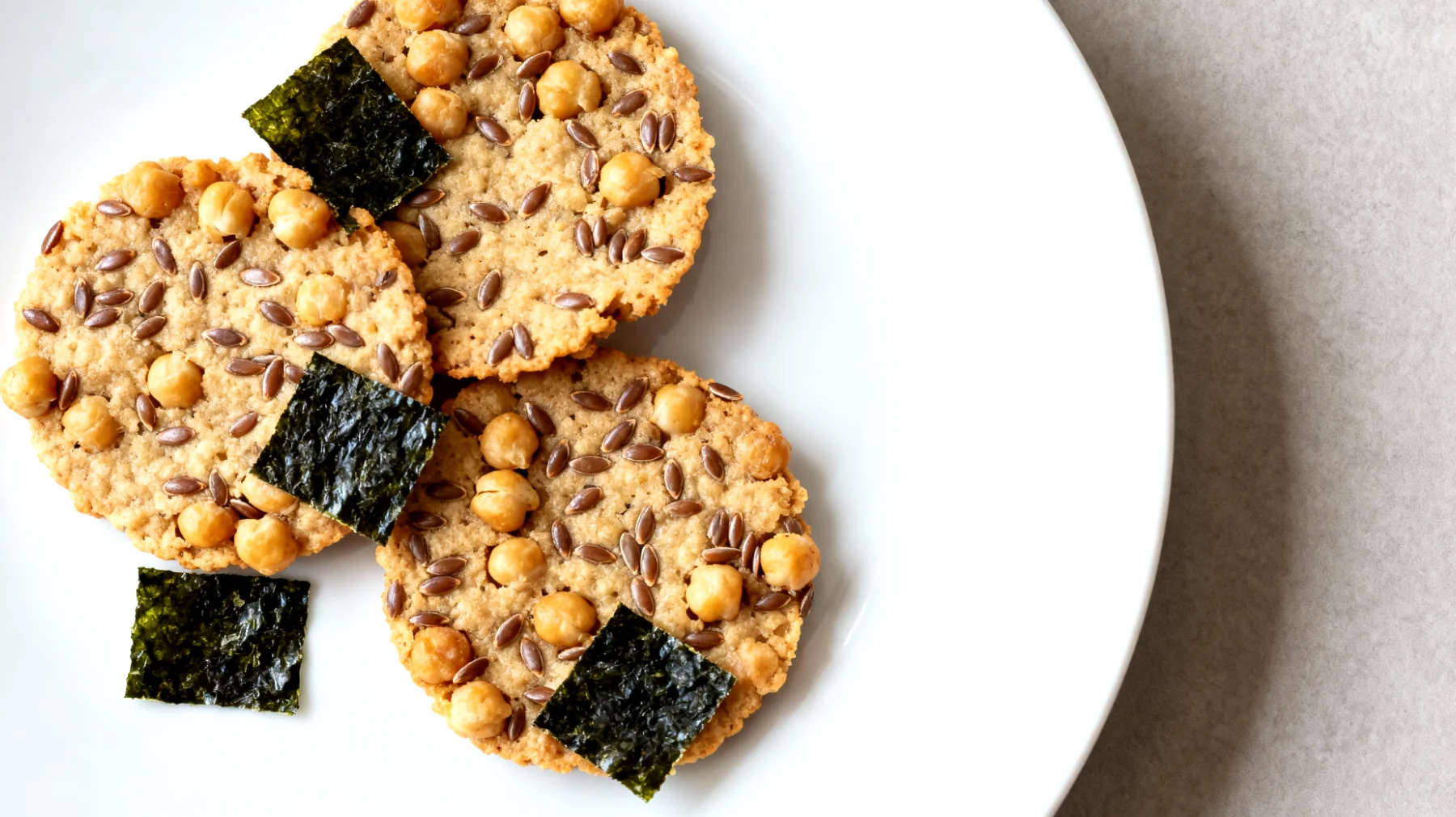 Kichererbsen-Cracker mit Leinsamen und Nori-Algen"