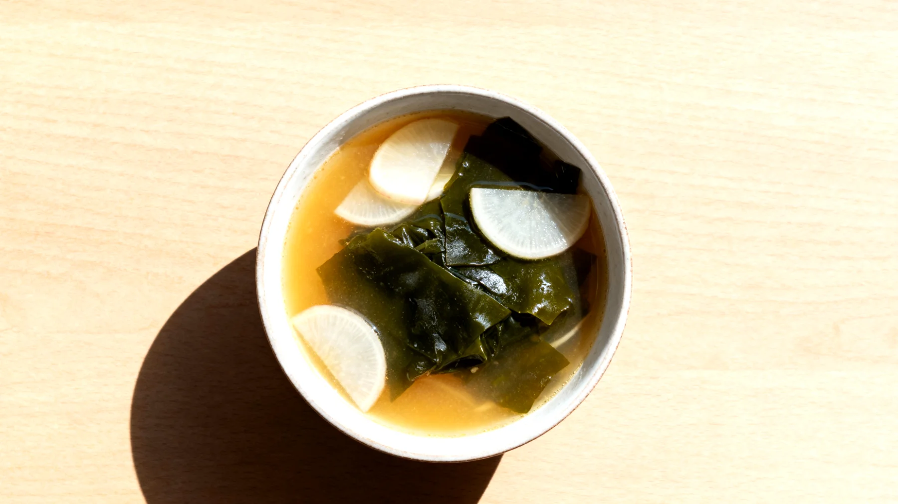 Miso-Suppe mit Wakame-Algen und Daikon-Rettich"