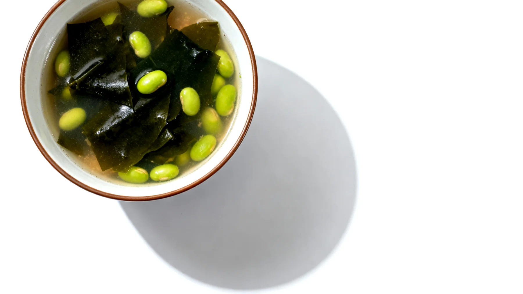 Miso-Suppe mit Wakame-Algen und Edamame"