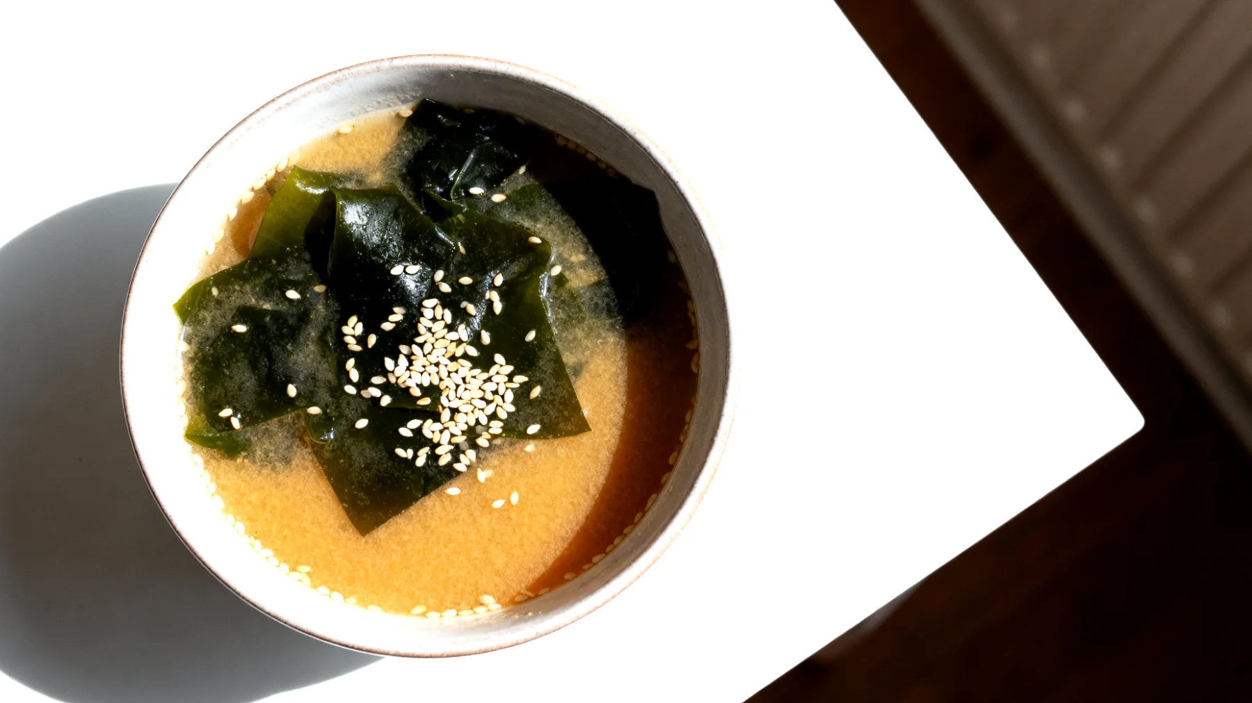 Miso-Suppe mit Wakame-Algen und Sesam"