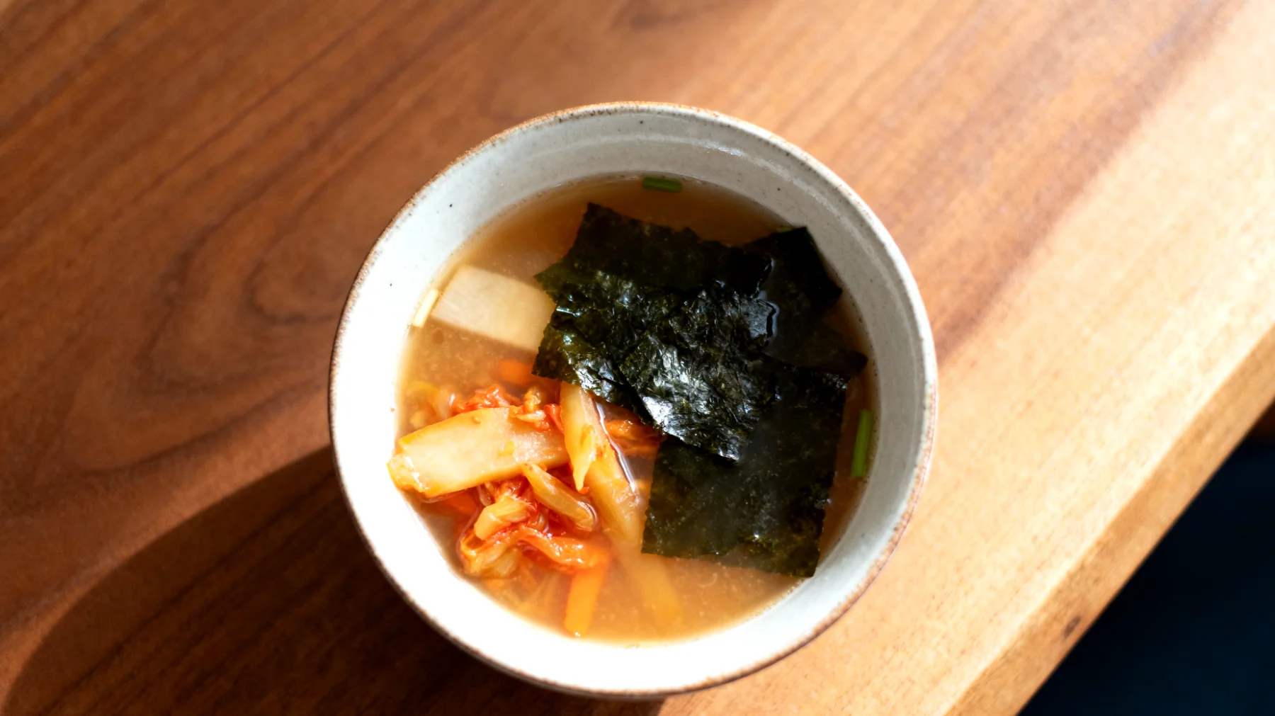 Miso-Suppe mit Wakame-Algen und fermentiertem Gemüse"