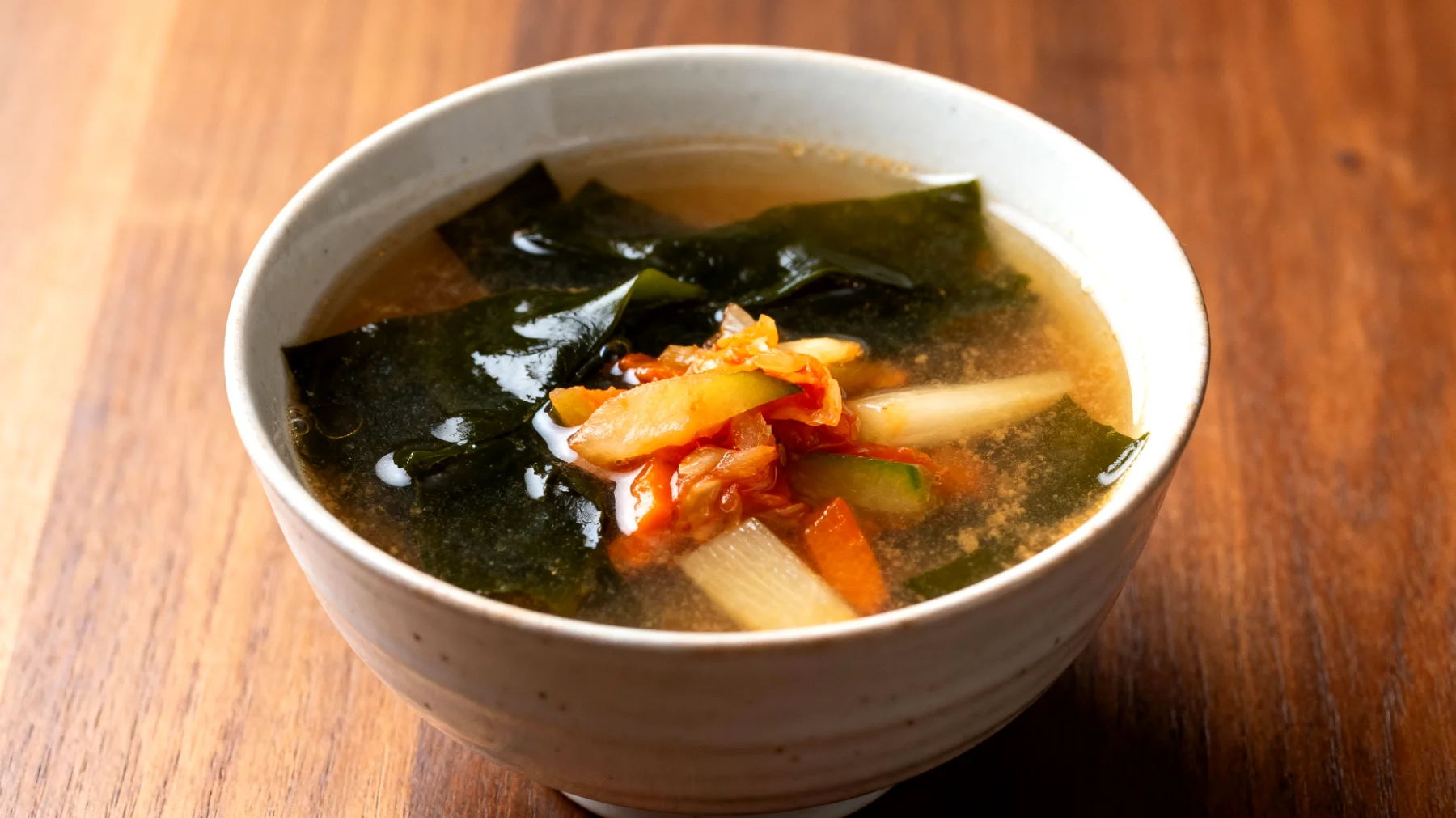 Miso-Suppe mit Wakame-Algen und fermentiertem Gemüse"