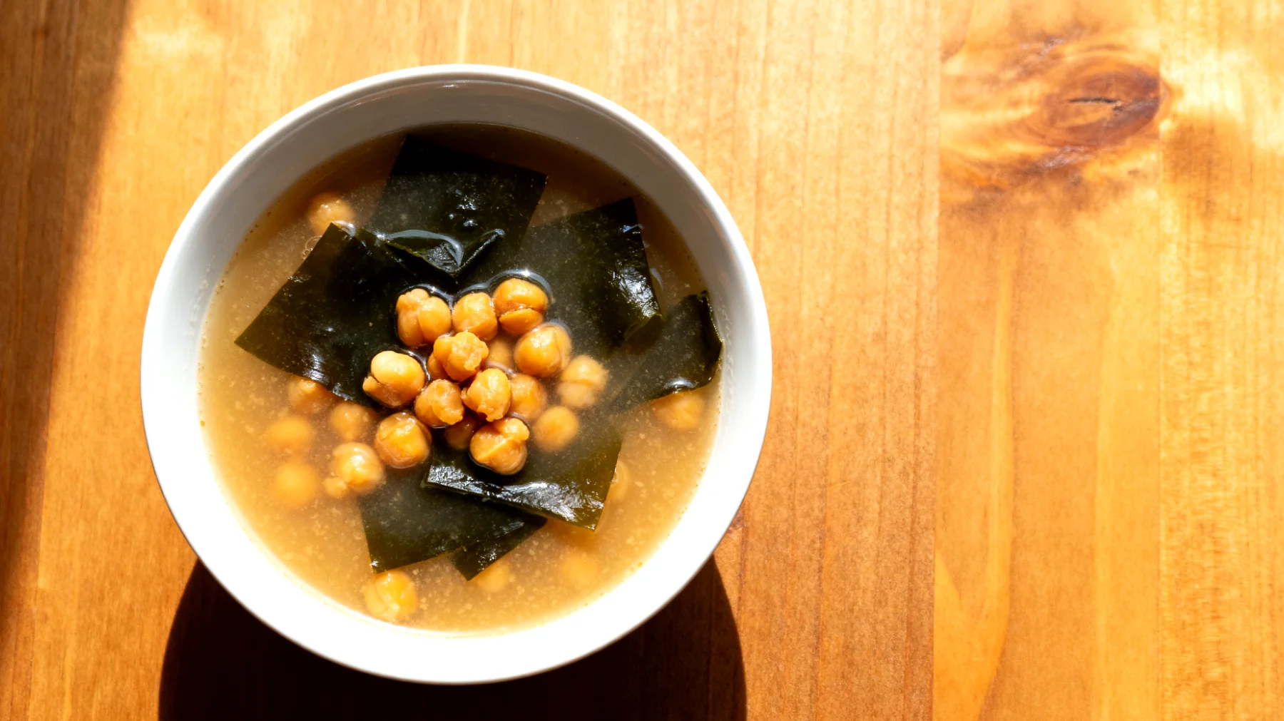 Miso-Suppe mit Wakame-Algen und fermentierten Kichererbsen"