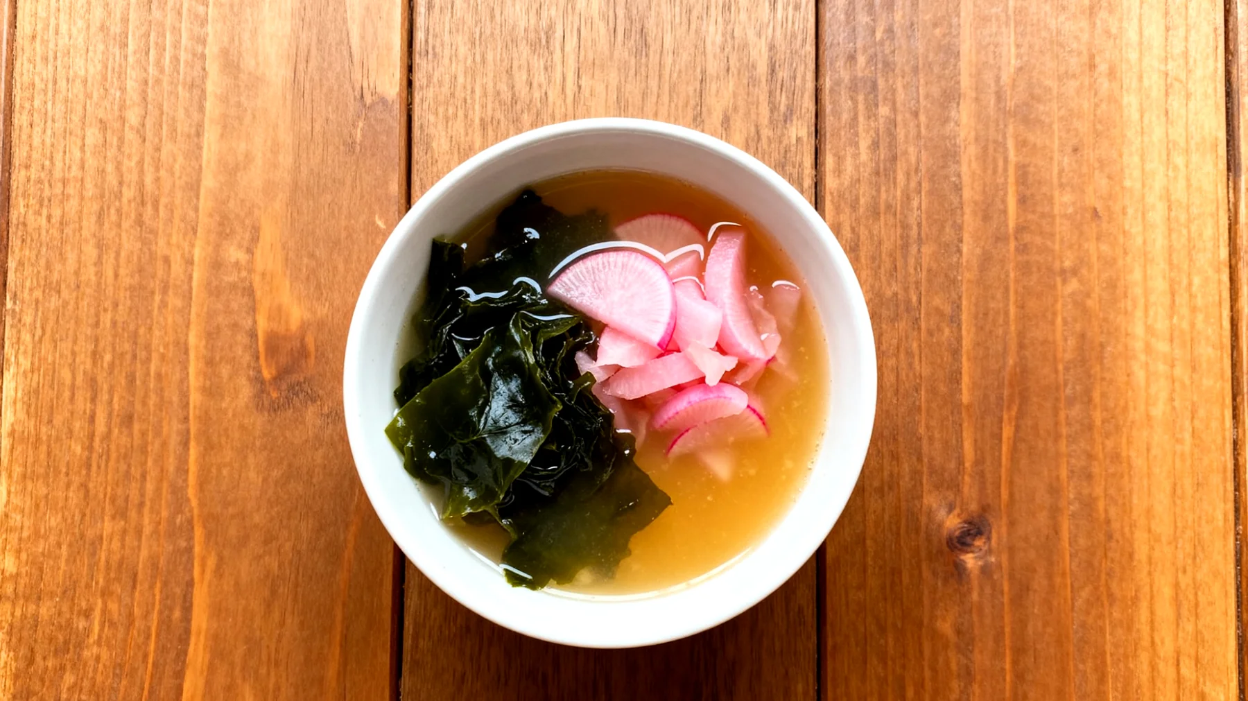 Miso-Suppe mit Wakame-Algen und fermentierten Rüben"