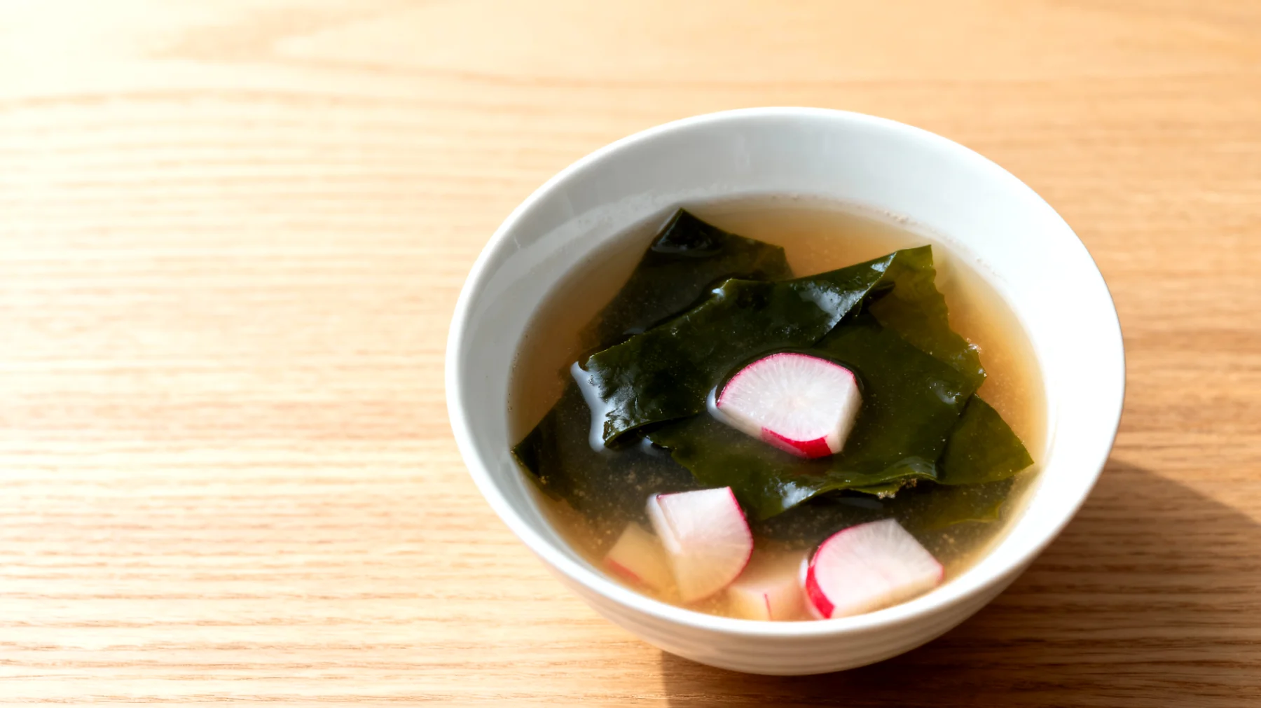 Miso-Suppe mit Wakame-Algen und fermentierten Rüben"