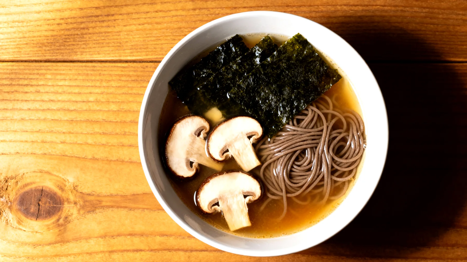 Miso-Suppe mit Wakame-Algen, Shiitake-Pilzen und Buchweizen-Nudeln"