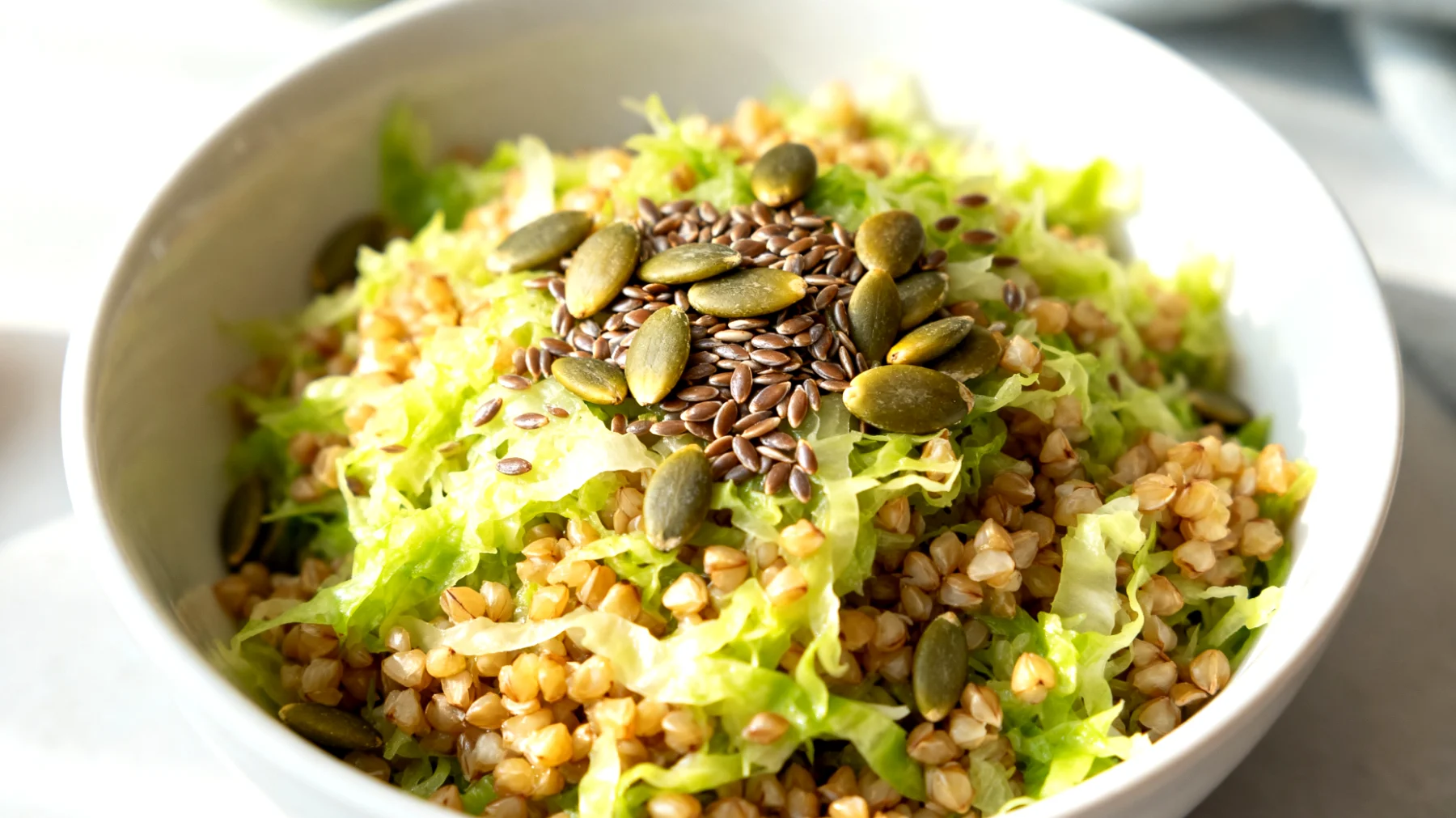 Buchweizen-Sauerkraut-Salat mit Leinsamen und gerösteten Kürbiskernen"