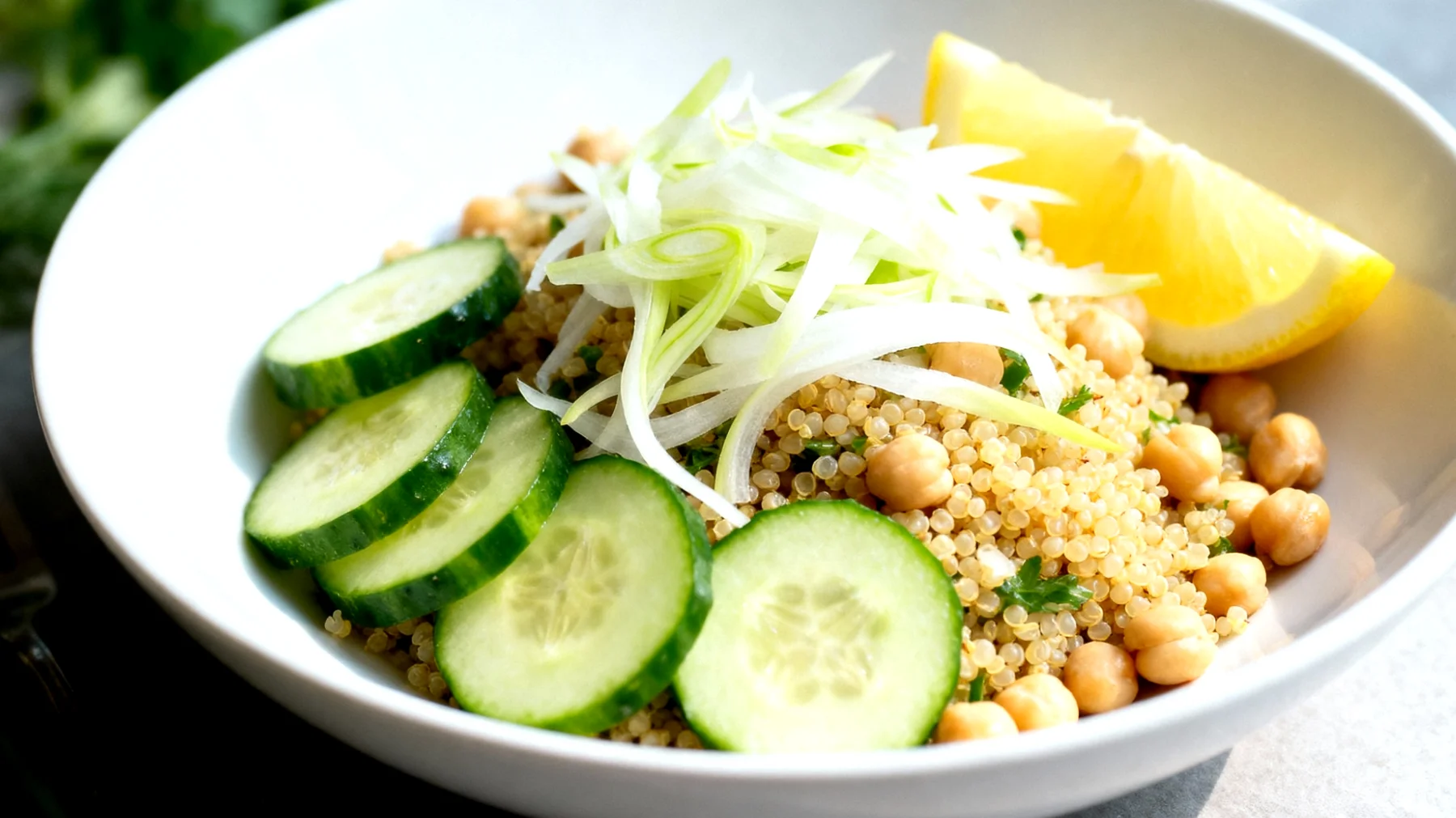 Hirsesalat mit Gurke, Fenchel, Zitrone und Kichererbsen"