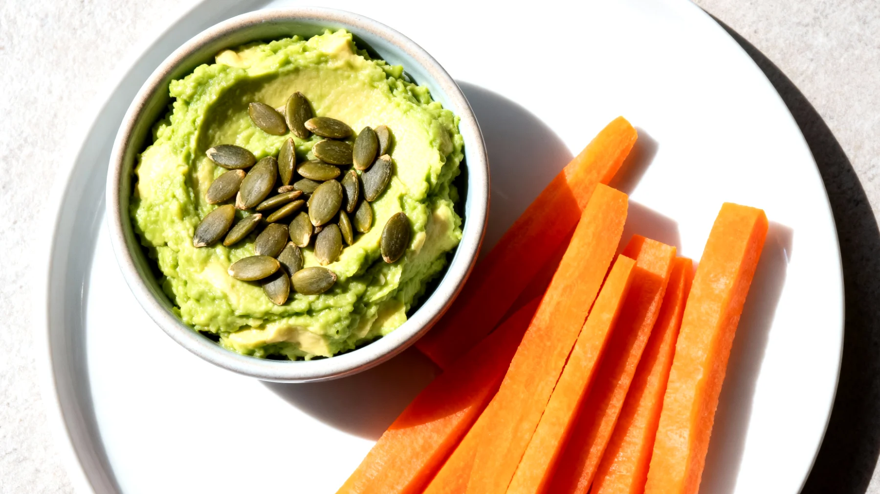 Kürbiskern-Avocado-Aufstrich mit Karotten-Sticks"