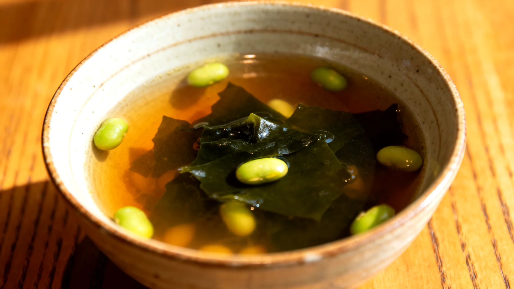 Miso-Suppe mit Wakame-Algen und Edamame"