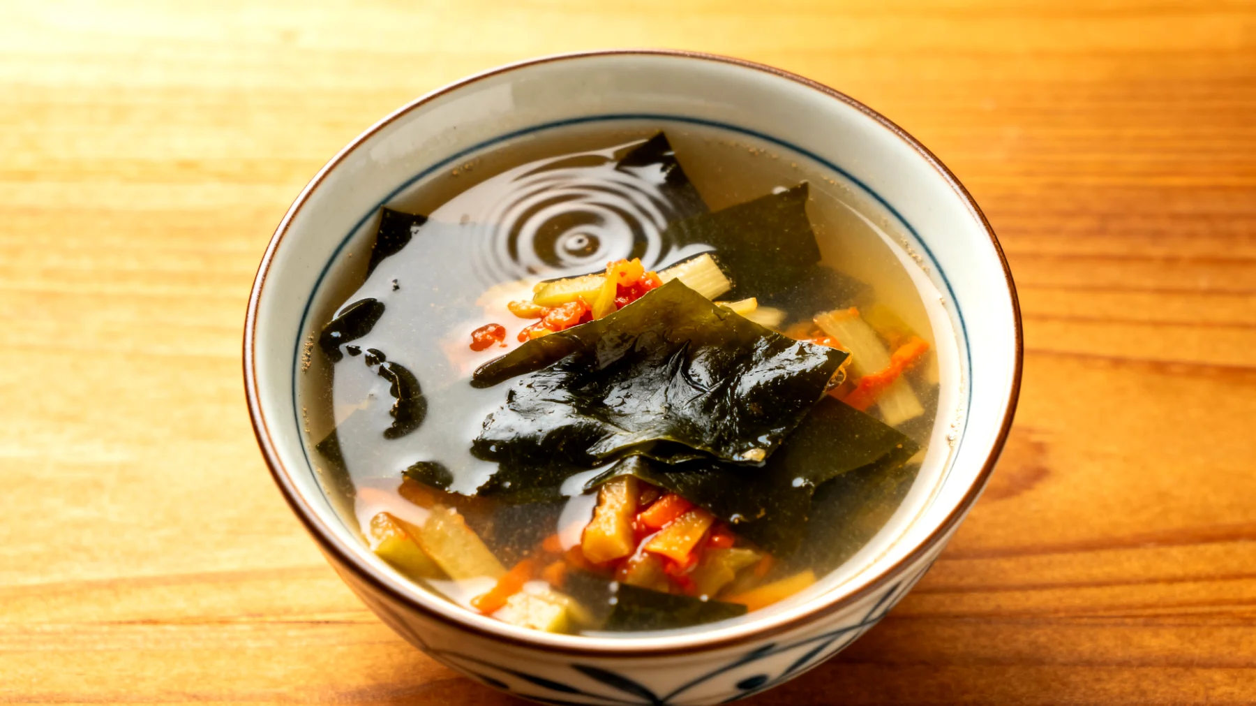 Miso-Suppe mit Wakame-Algen und fermentiertem Gemüse"