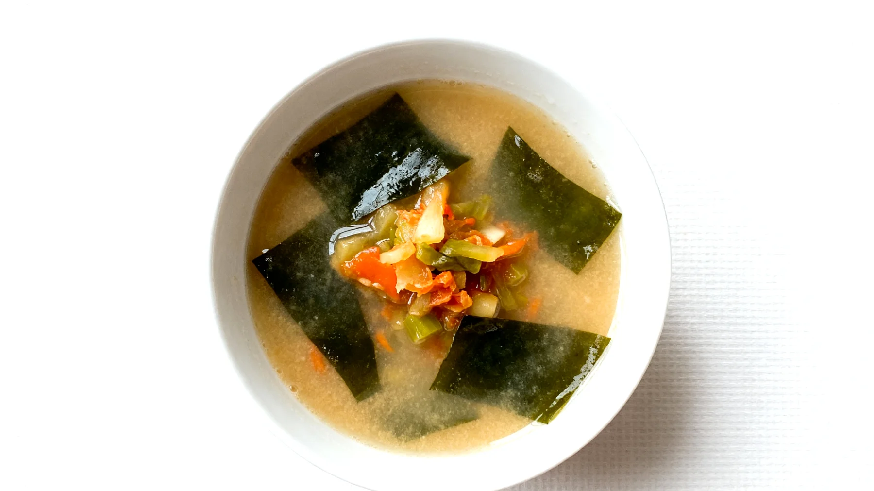 Miso-Suppe mit Wakame-Algen und fermentiertem Gemüse"