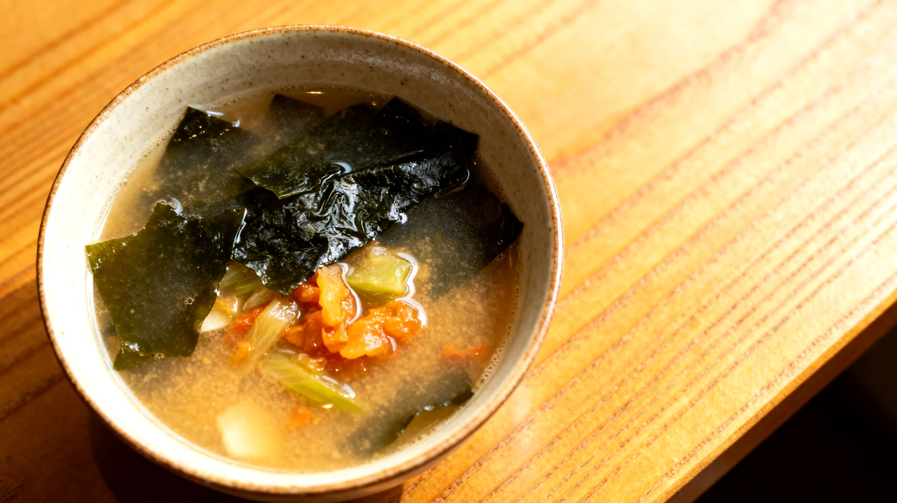 Miso-Suppe mit Wakame-Algen und fermentiertem Gemüse"