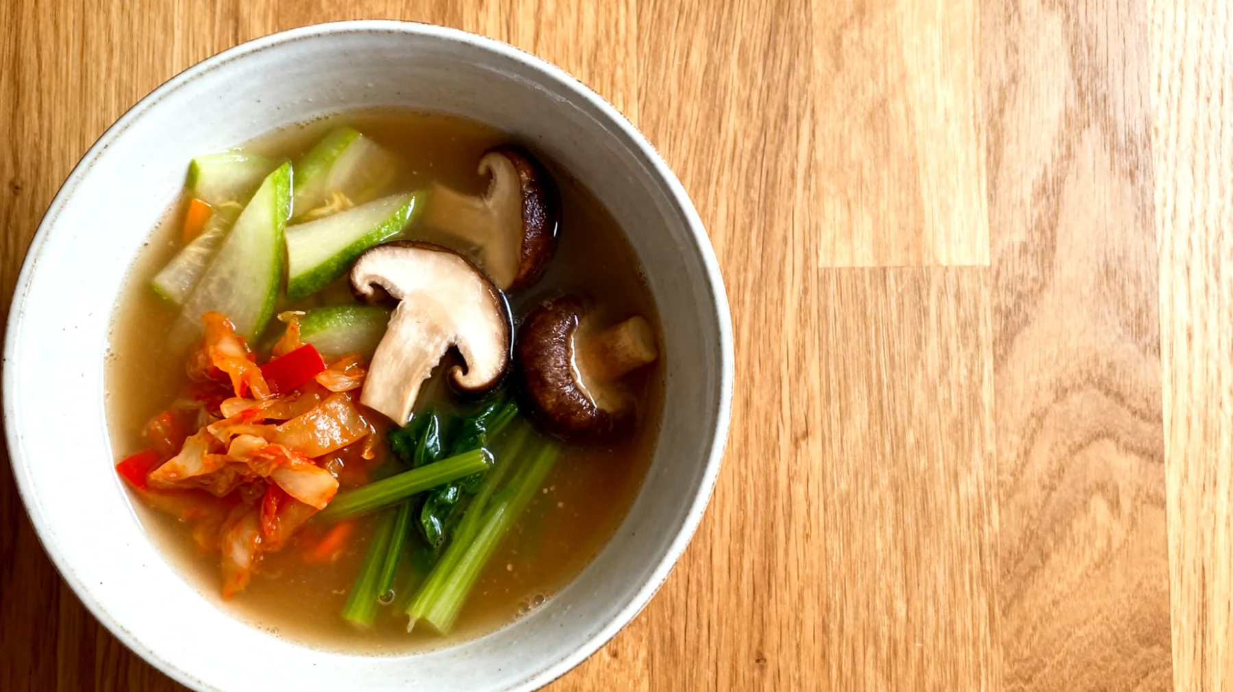 Misosuppe mit fermentiertem Gemüse und Shiitake-Pilzen"