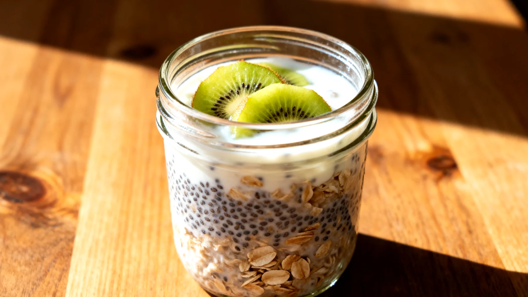 Overnight Oats mit Leinsamen, Kiwi und Kefir"