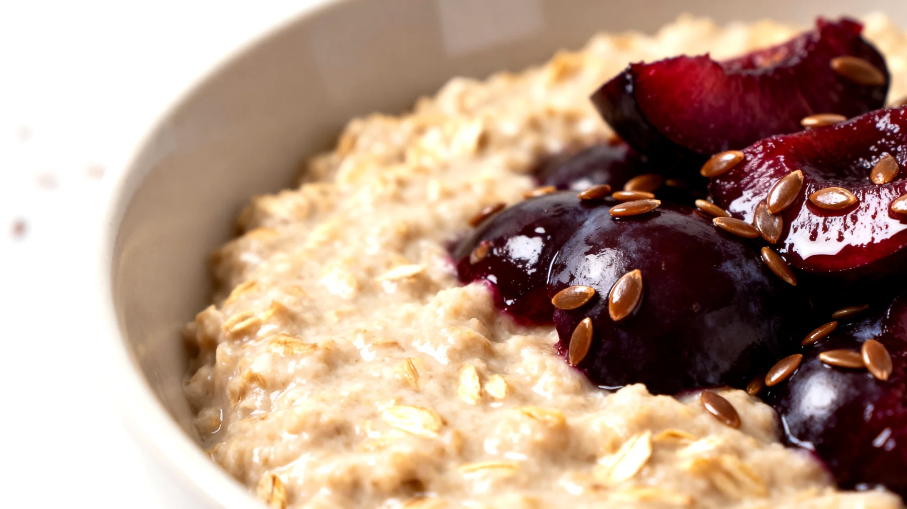 Porridge aus Haferkleie mit gedünsteten Pflaumen und Leinsamen"